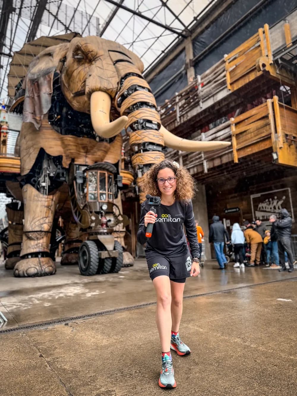 Elisa, GoPro en main, devant l'éléphant des Machines de l'île à Nantes