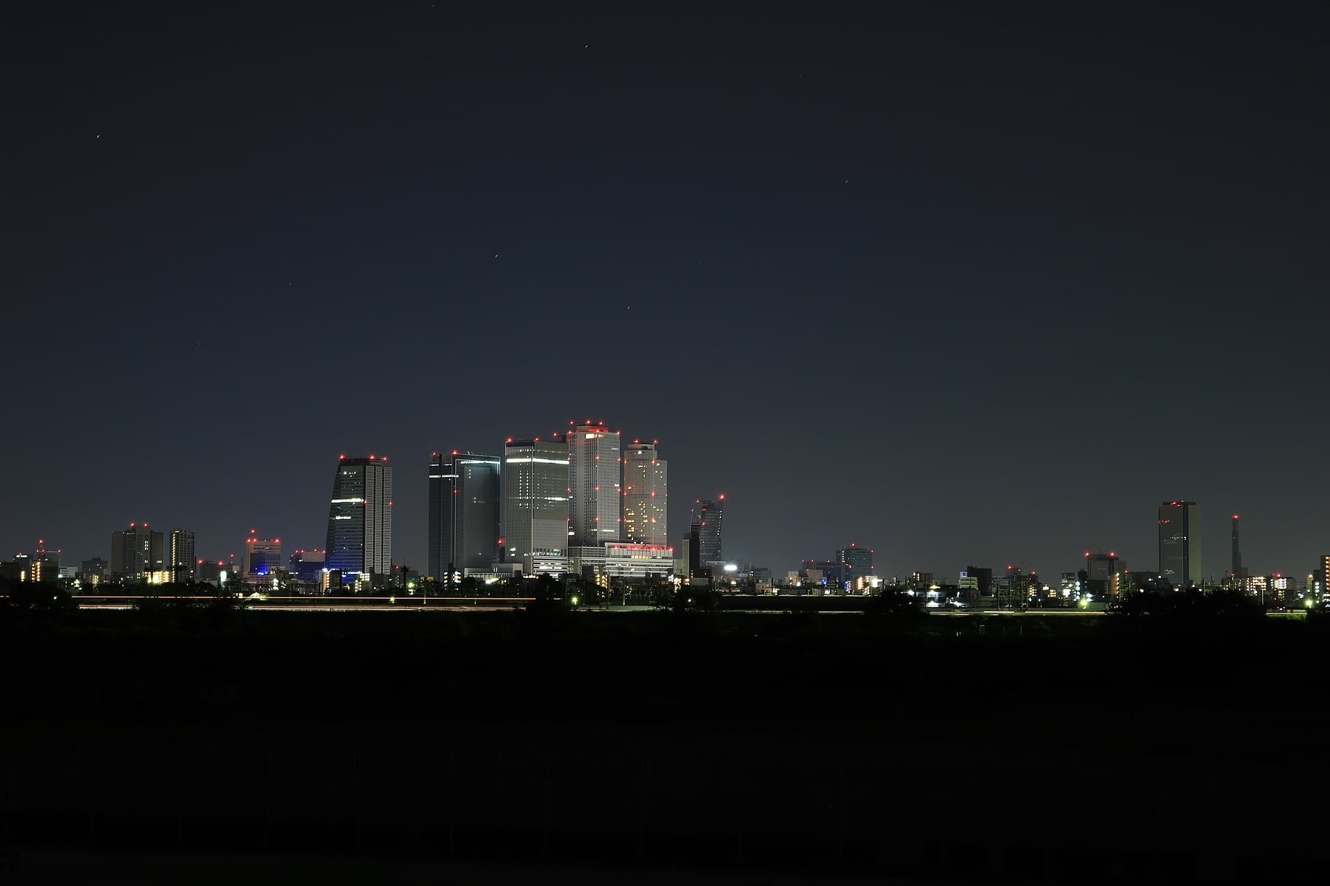 Les tours de la gare de Nagoya, quartier Meieki, de nuit