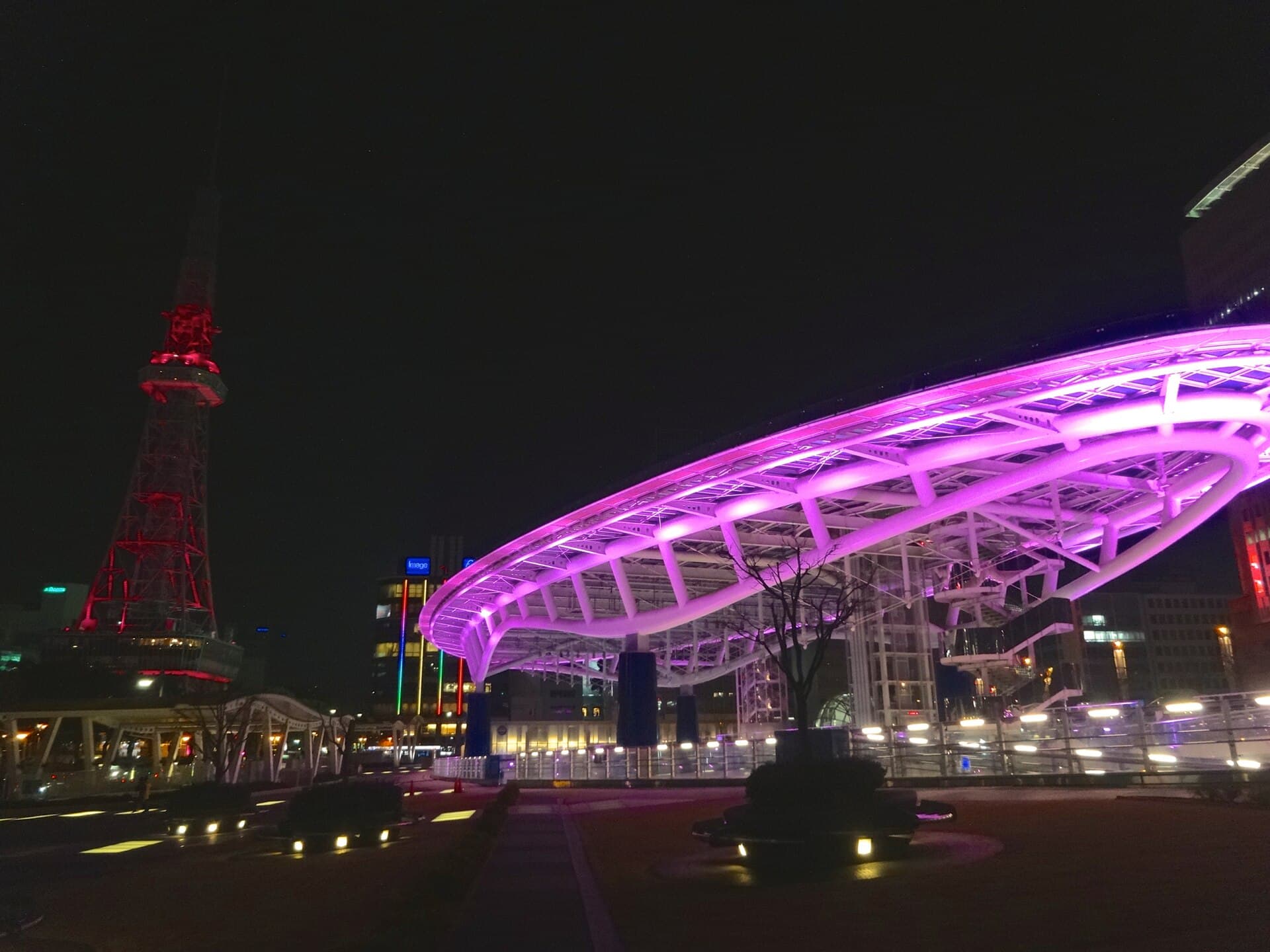 La tour de Nagoya et l'Oasis 21 illuminées en rose pour le marathon
